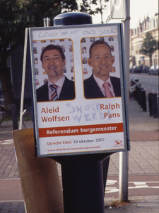 880157 Afbeelding van het gemeentelijke reclamebord voor het burgemeestersreferendum tussen de PvdA-kandidaten Aleid ...